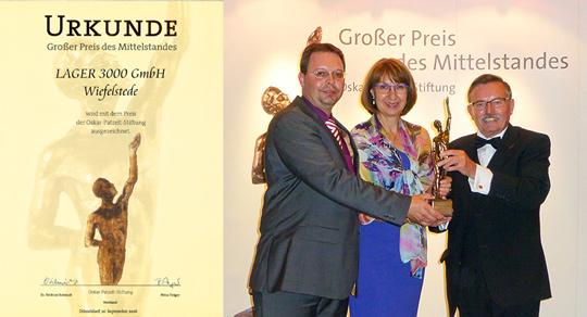 Preisträger Niedersachsen/Bremen 2016, LAGER 3000 GmbH v.l.n.r.: Oliver Riemer, Barbara Woltmann (MdB) und Heinz Riemer,